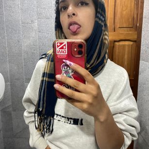 Model - Elizabeth corazon de leon bigboobs