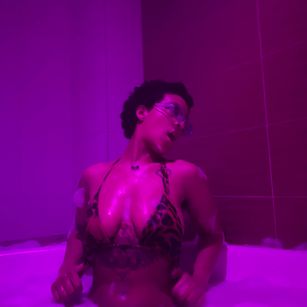 Model - Elizabeth corazon de leon hairybush