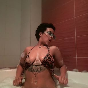 Model - Elizabeth corazon de leon puffyniples