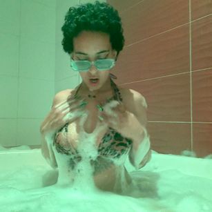 Model - Elizabeth corazon de leon puffyniples