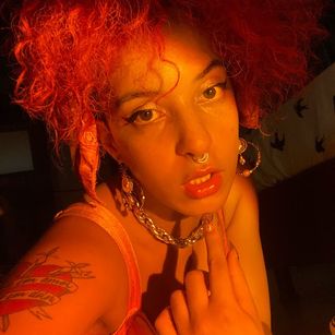 Model - Elizabeth corazon de leon hairyarmpits