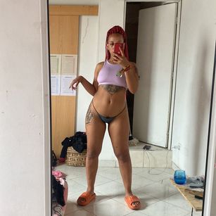 Model - Elizabeth corazon de leon hairyarmpits