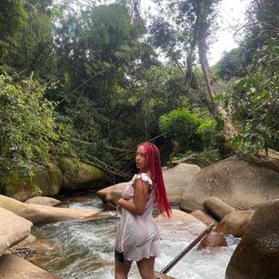 Model - Elizabeth corazon de leon hairybush