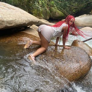 Model - Elizabeth corazon de leon puffyniples