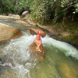 Model - Elizabeth corazon de leon hairyarmpits