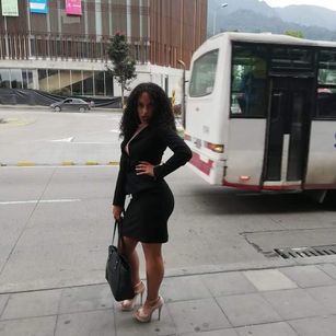 Model - Elizabeth corazon de leon puffyniples