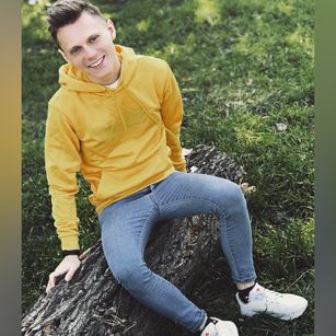 Model - EmmettSky striptease