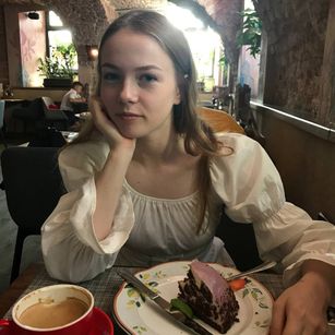 Model - Lilia Sunshine feet