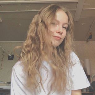 Model - Lilia Sunshine blond