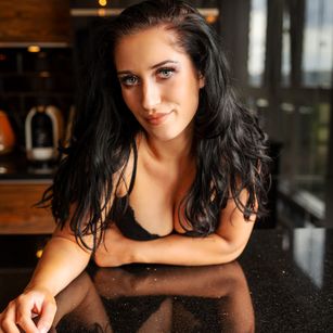 Model - AlissaGold highheels