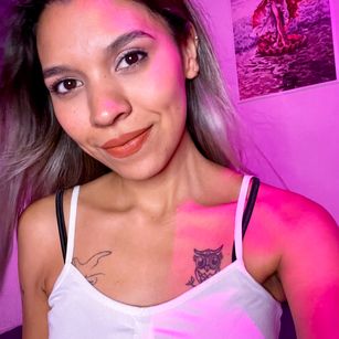 Model - Arlin Aurora fingering