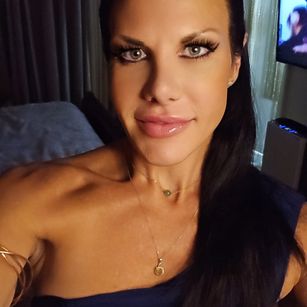 Model - Bella brunette