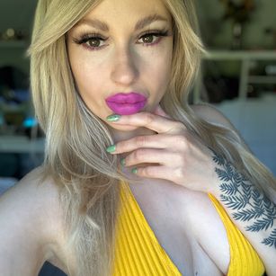 Model - Maxi Lipz fetish