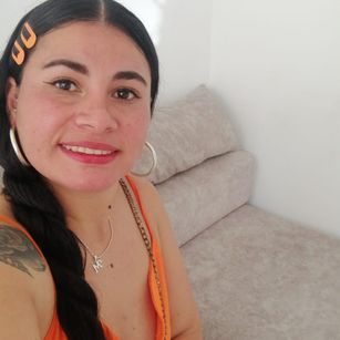 Model - Violet Hughes latina