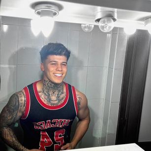 Model - Lewis Muscle selfsuck