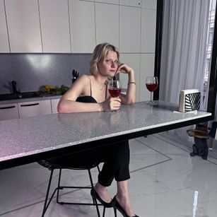 Model - Mary_Higgins pantyhose