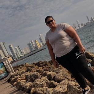 Model - Luz villa feet