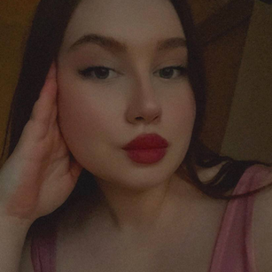 Model - Evelyn curvy