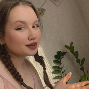 Model - Evelyn humiliation