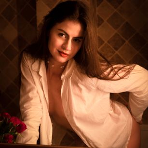 Model - IrisBennet dildo