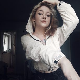 Model - Ttells dirtytalk