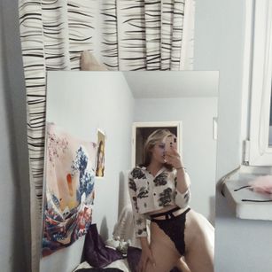 Model - Ttells dirtytalk