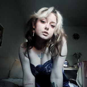 Model - Ttells stockings