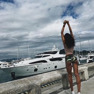 Model - Girl_berry feet