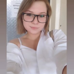 Model - BbBlonde lips