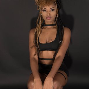 Model - Bella Locs allnatural