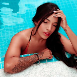 Model - Mia Shichell latina