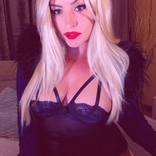 Model - 1FemDomQueen latex