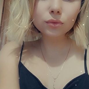 Model - BbBlonde nails