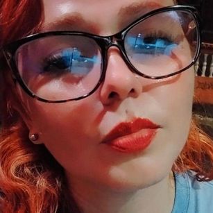 Model - Danna Rosse oil