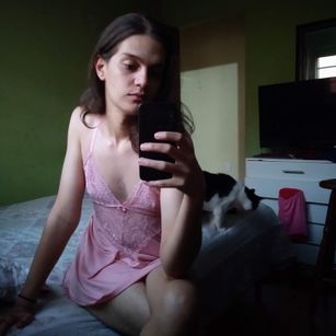 Model - Louise ignoring