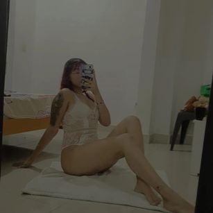 Model - Mia Maoretti curvy