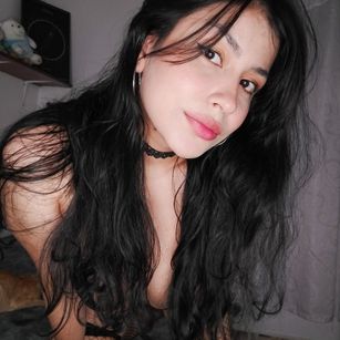 Model - Mia Saenz toys