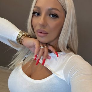 Model - Polly striptease