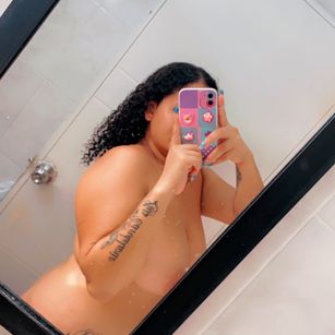 Model - Sophia_ saliva