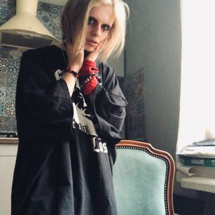 Model - Alien Bella masturbate