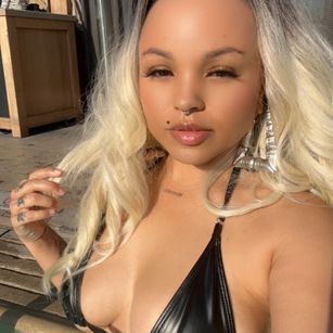 Model - Fantasia Shakes femdom