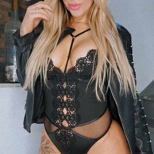 Model - Evie Starr curvy