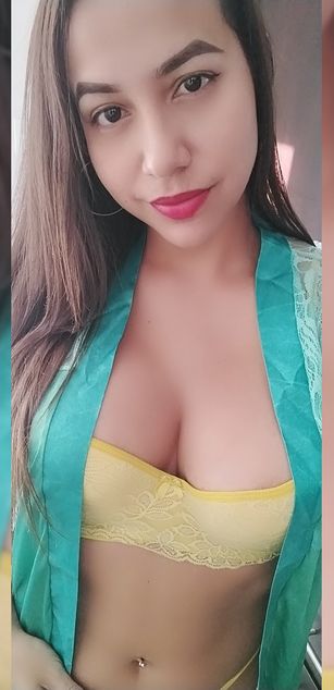 Model - Aarina Flowers deepthroat