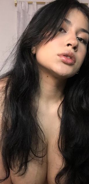 Model - Mia Saenz deepthroat