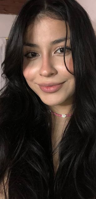 Model - Mia Saenz deepthroat