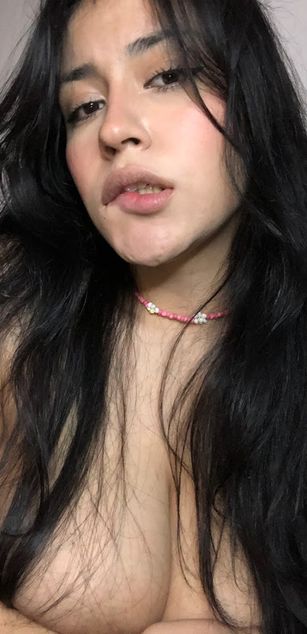 Model - Mia Saenz deepthroat