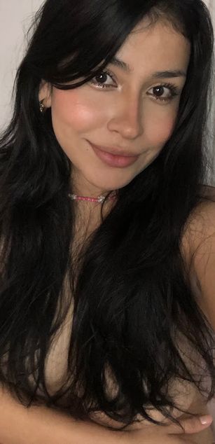 Model - Mia Saenz deepthroat