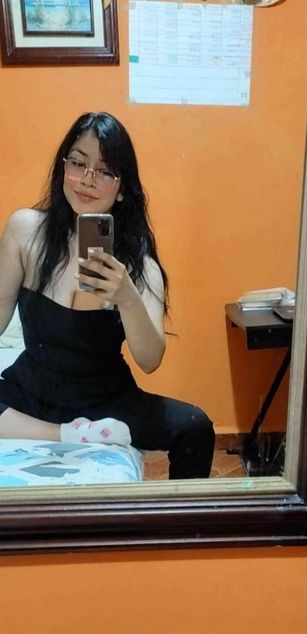 Model - Mia Saenz deepthroat