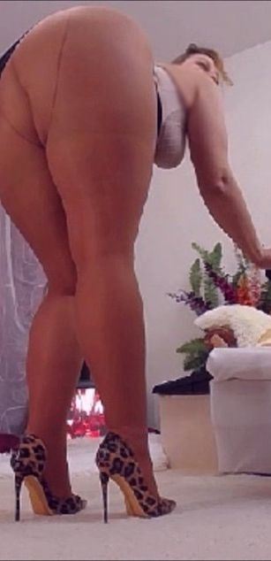 Model - BigBootyMILFSonya dirtytalk