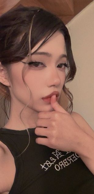 Model - EmiliaGuess blowjob